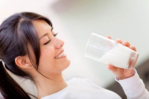 Ragazza che beve latte con una dieta cheto