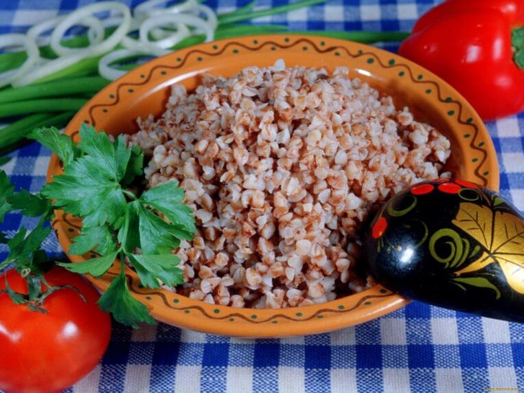 grano saraceno bollito e pomodori per dimagrire