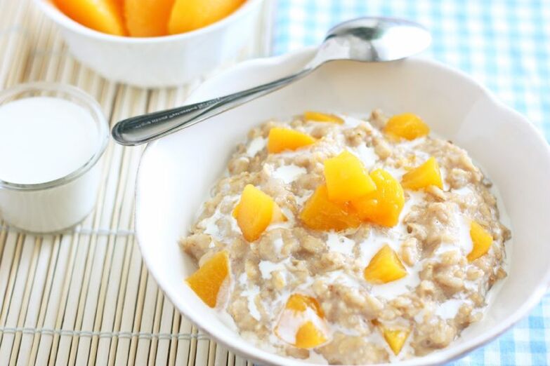 Farina d'avena con frutta per la gastrite