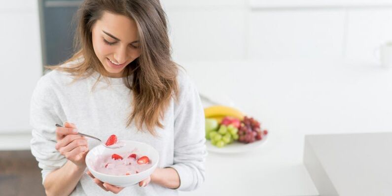 La ragazza mangia il porridge con la gastrite