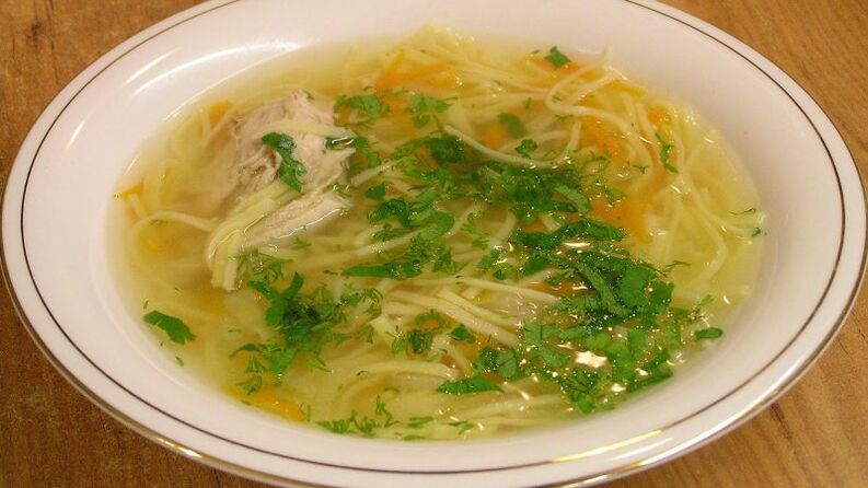 Zuppa di pollo con tagliatelle per la gastrite