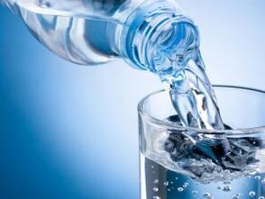 Se soffri di gotta è necessario aumentare la quantità di acqua potabile. 
