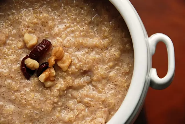 Se segui il giorno dei cereali della dieta dei 6 petali, puoi aggiungere qualche noce al porridge